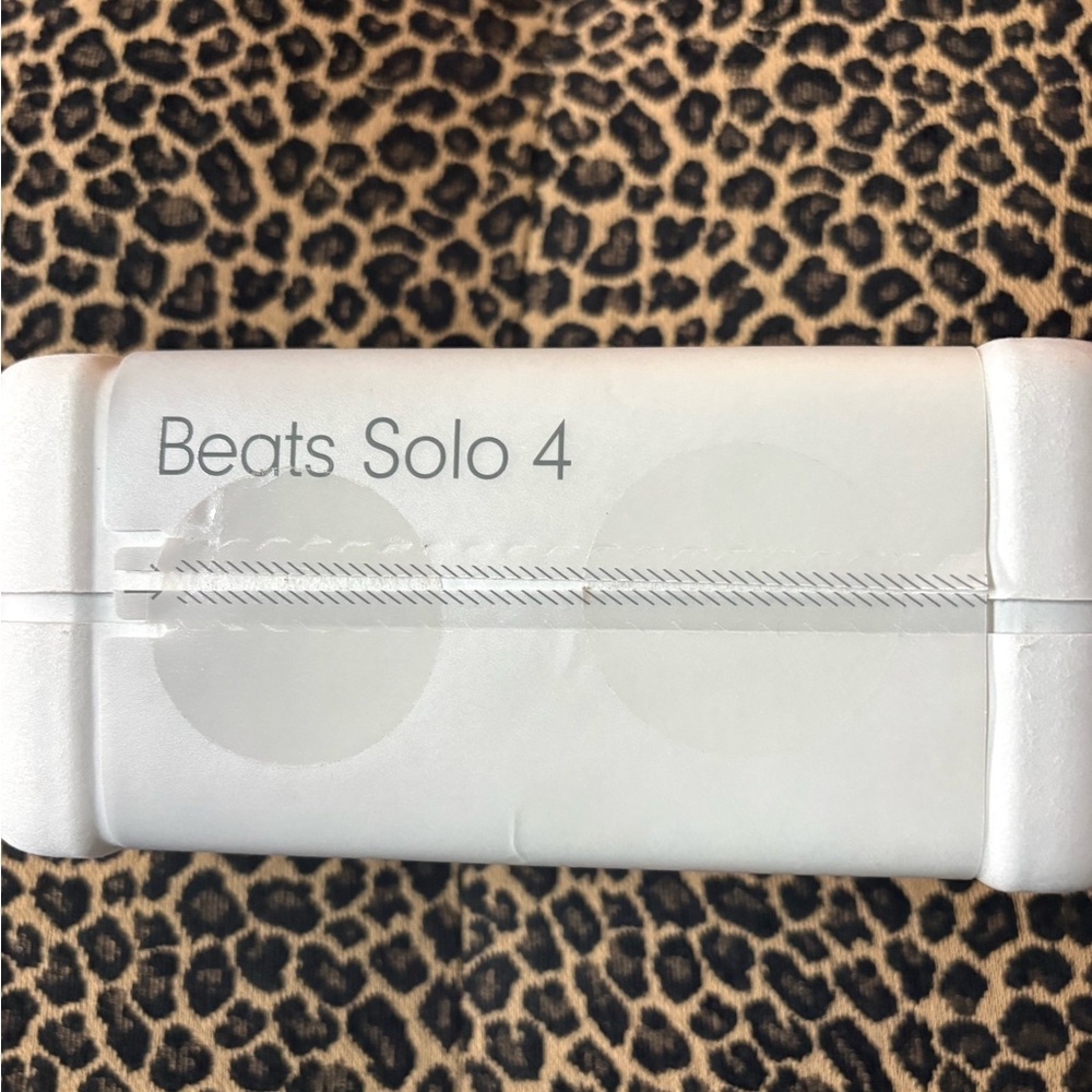 Beats Solo 4 Headphones New in box unopened - Picture 5 of 5
